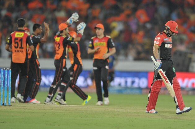 Sunrisers Hyderabad team celebrates the wicket of Virat Kohli(R) captain of Royal Challengers Bangalore  during the 2016 Indian Premier League (IPL) Twenty20 cricket match between Sunrisers Hyderabad and Royal Challengers Bangalore at The Rajiv Gandhi International Stadium in Hyderabad  on April 30, 2016. ----IMAGE RESTRICTED TO EDITORIAL USE - STRICTLY NO COMMERCIAL USE----- / AFP / NOAH SEELAM        (Photo credit should read NOAH SEELAM/AFP/Getty Images)
