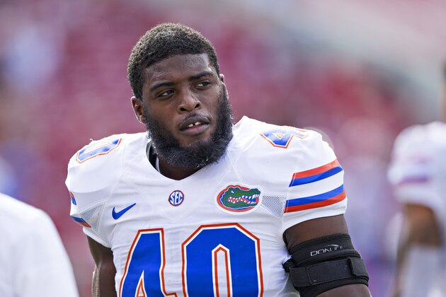 FAYETTEVILLE, AR - NOVEMBER 5:  Jarrad Davis #40 of the Florida Gators warming up before a game against the Arkansas Razorbacks at Razorback Stadium on November 5, 2016 in Fayetteville, Arkansas.  The Razorbacks defeated the Gators 31-10.  (Photo by Wesley Hitt/Getty Images)