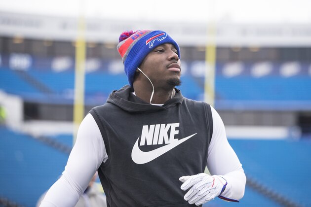 ORCHARD PARK, NY - DECEMBER 24:  LeSean McCoy #25 of the Buffalo Bills warms up before the game against the Miami Dolphins on December 24, 2016 at New Era Field in Orchard Park, New York. Miami defeats Buffalo 34-31 in overtime.  (Photo by Brett Carlsen/Getty Images)
