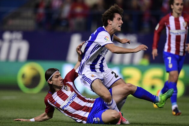 Atletico Madrid's Brazilian defender Filipe Luis (L) vies with Real Sociedad's defender Raul Navas during the Spanish league football match Club Atletico de Madrid vs Real Sociedad at the Vicente Calderon stadium in Madrid on April 4, 2017. / AFP PHOTO / JAVIER SORIANO        (Photo credit should read JAVIER SORIANO/AFP/Getty Images)