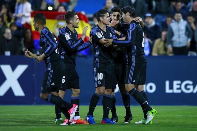 LEGANES, MADRID - APRIL 05: Alvaro Morata (R) of Real Madrid CF celebrates scoring their fourth goal with teammates  during the La Liga match between CD Leganes and Real Madrid CF at Estadio Municipal de Butarque on April 5, 2017 in Leganes, Spain.  (Photo by Gonzalo Arroyo Moreno/Getty Images)