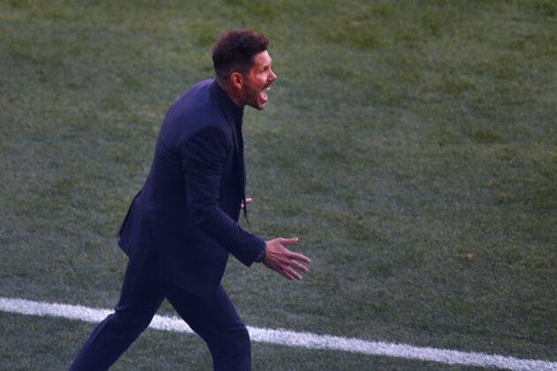 Atletico Madrid head coach Diego Simeone gives instructions from the side line during a La Liga soccer match between Atletico Madrid and Sevilla at the Vicente Calderon stadium in Madrid, Sunday, March 19, 2017. Atletico won 3-1. (AP Photo/Francisco Seco)