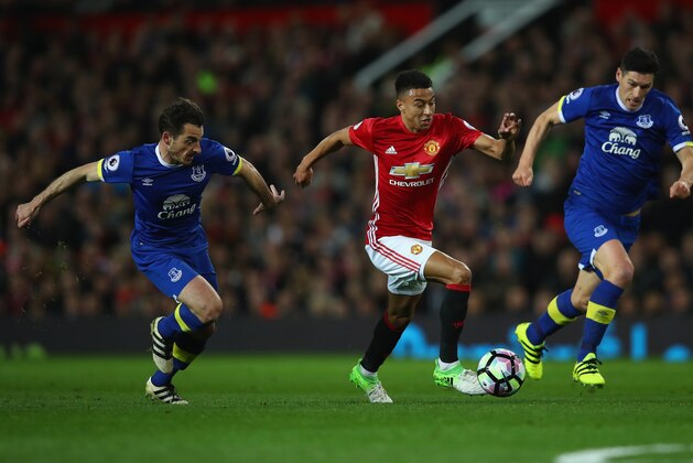 MANCHESTER, ENGLAND - APRIL 04:  Jesse Lingard of Manchester United (R) attempts to get past Leighton Baines of Everton (L) during the Premier League match between Manchester United and Everton at Old Trafford on April 4, 2017 in Manchester, England.  (Photo by Clive Brunskill/Getty Images)