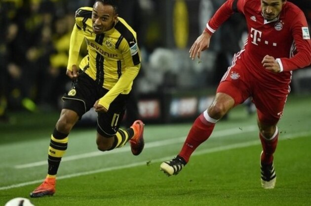Dortmund's Pierre-Emerick Aubameyang, left, runs faster than Bayern's Mats Hummels, during the German Bundesliga soccer match between Borussia Dortmund and Bayern Munich in Dortmund, Germany, Saturday, Nov. 19, 2016. (AP Photo/Martin Meissner)