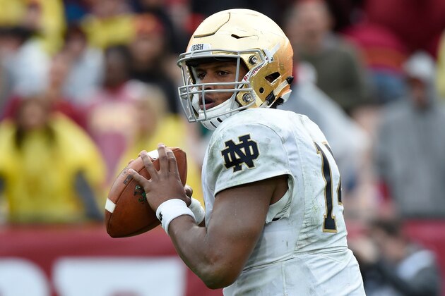 LOS ANGELES, CA - NOVEMBER 26:  DeShone Kizer #14 of the Notre Dame Fighting Irish looks to pass the ball against the USC Trojans at Los Angeles Memorial Coliseum on November 26, 2016 in Los Angeles, California.  (Photo by Lisa Blumenfeld/Getty Images)