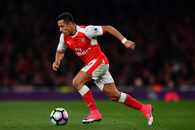 LONDON, ENGLAND - APRIL 05:  Alexis Sanchez of Arsenal makes a break during the Premier League match between Arsenal and West Ham United at Emirates Stadium on April 5, 2017 in London, England. (Photo by Dan Mullan/Getty Images)