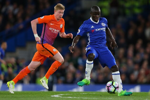 LONDON, ENGLAND - APRIL 05: N'golo Kante of Chelsea gets away from Kevin De Bruyne of Manchester City during the Premier League match between Chelsea and Manchester City at Stamford Bridge on April 5, 2017 in London, England. (Photo by Catherine Ivill - AMA/Getty Images)
