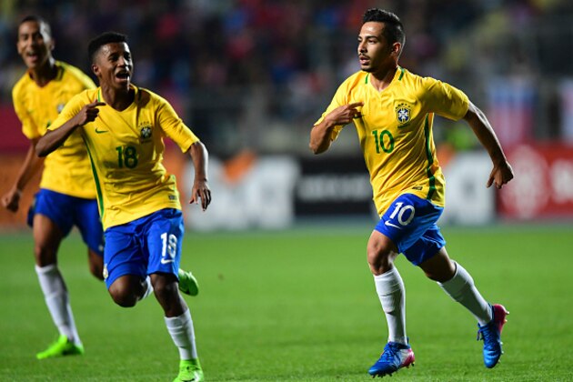 Brazil´s Alan (R) celebrates his goal against Chile during their South American U-17 football tournament match in Rancagua, Chile on March 19, 2017. / AFP PHOTO / Martin BERNETTI        (Photo credit should read MARTIN BERNETTI/AFP/Getty Images)