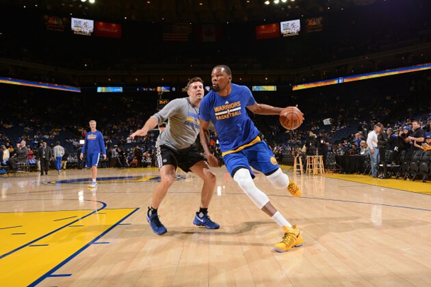 OAKLAND, CA - APRIL 4:  Kevin Durant #35 of the Golden State Warriors warms up before a game against the Minnesota Timberwolves on April 4, 2017 at ORACLE Arena in Oakland, California. NOTE TO USER: User expressly acknowledges and agrees that, by downloading and/or using this photograph, user is consenting to the terms and conditions of Getty Images License Agreement. Mandatory Copyright Notice: Copyright 2017 NBAE (Photo by Noah Graham/NBAE via Getty Images)