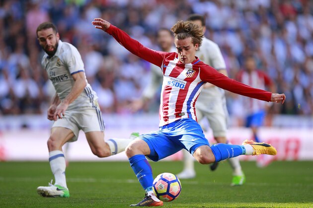 MADRID, SPAIN - APRIL 08: Antoine Griezmann of Atletico de Madrid scores their opening goal during the La Liga match between Real Madrid CF and Club Atletico de Madrid at Estadio Santiago Bernabeu on April 8, 2017 in Madrid, Spain.  (Photo by Gonzalo Arroyo Moreno/Getty Images)