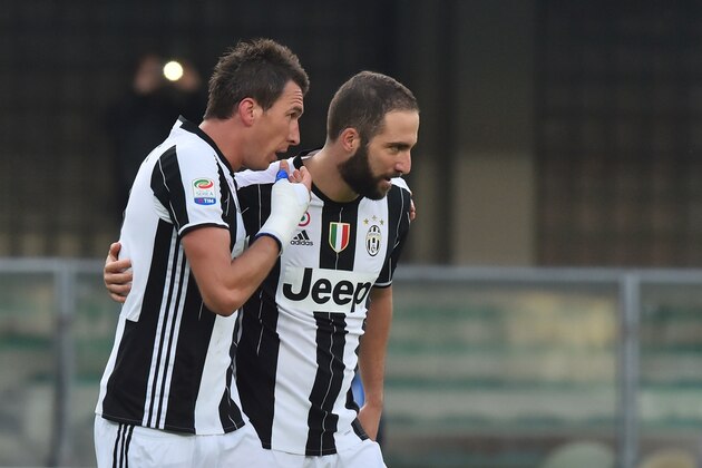 Juventus' forward from Croatia Mario Mandzukic (L) celebrates with Juventus' forward from Argentina Gonzalo Higuain after scoring a goal during the Italian Serie A football match Chievo Verona vs Juventus at 'Bentegodi Stadium' in Verona on November 6, 2016.  / AFP / GIUSEPPE CACACE        (Photo credit should read GIUSEPPE CACACE/AFP/Getty Images)
