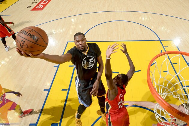 OAKLAND, CA - APRIL 8:  Kevin Durant #35 of the Golden State Warriors goes to the basket against the New Orleans Pelicans on April 8, 2017 at ORACLE Arena in Oakland, California. NOTE TO USER: User expressly acknowledges and agrees that, by downloading and or using this photograph, user is consenting to the terms and conditions of Getty Images License Agreement. Mandatory Copyright Notice: Copyright 2017 NBAE (Photo by Noah Graham/NBAE via Getty Images)