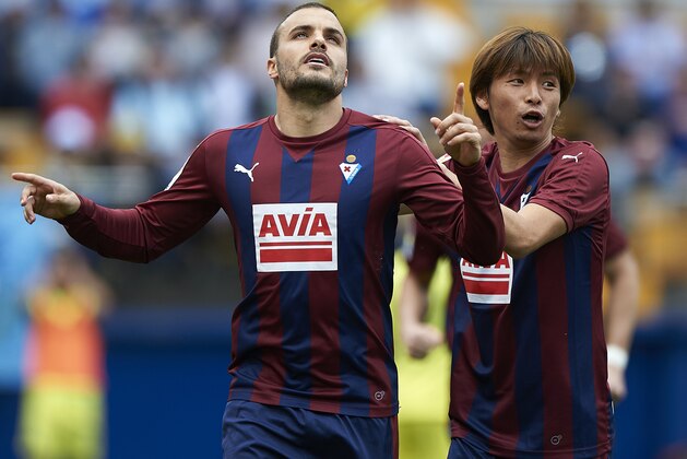 VILLARREAL, SPAIN - APRIL 01:  Pedro Leon (L) of Eibar celebrates with his teammate Takashi Inui of Eibar after scoring a goal during the La Liga match between Villarreal CF and SD Eibar at Estadio de la Ceramica on April 1, 2017 in Villarreal, Spain.  (Photo by fotopress/Getty Images)