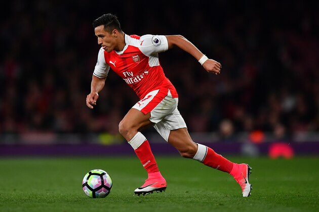 LONDON, ENGLAND - APRIL 05:  Alexis Sanchez of Arsenal makes a break during the Premier League match between Arsenal and West Ham United at Emirates Stadium on April 5, 2017 in London, England. (Photo by Dan Mullan/Getty Images)