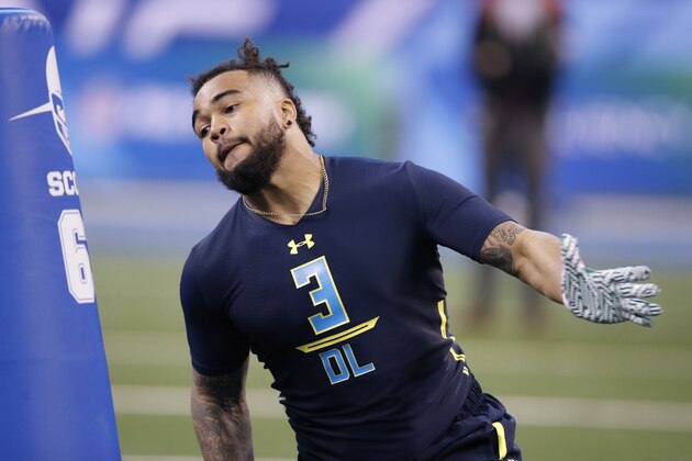 INDIANAPOLIS, IN - MARCH 05: Defensive lineman Derek Barnett of Tennessee participates in a drill during day five of the NFL Combine at Lucas Oil Stadium on March 5, 2017 in Indianapolis, Indiana. (Photo by Joe Robbins/Getty Images)