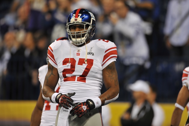 INDIANAPOLIS, IN - FEBRUARY 5:  Brandon Jacobs #27 of the New York Giants warms up before the game against the New England Patriots during Super Bowl XLVI at Lucas Oil Stadium on February 5, 2012 in Indianapolis, Indiana. The Giants defeated the Patriots 21-17. (Photo by Larry French/Getty Images)