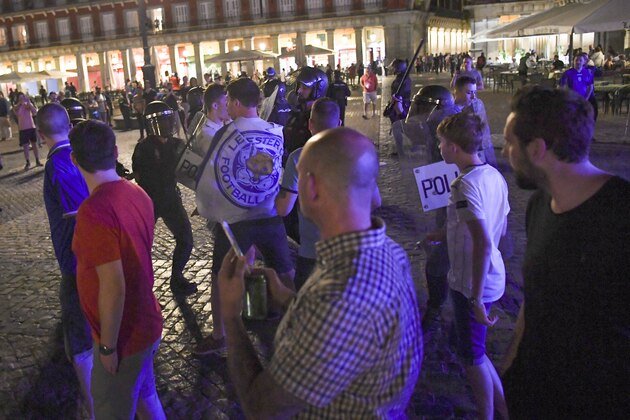 MADRID, SPAIN - APRIL 11: Police clash with Leicester City fans in the Plaza Mayor on April 11, 2017 in Madrid, Spain.  (Photo by Getty Images)