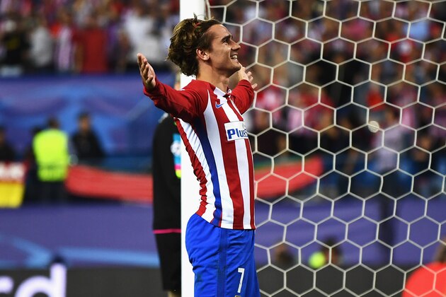 MADRID, SPAIN - APRIL 12:  Antoine Griezmann of Atletico Madrid celebrates after scoring his team's first goal of the game from the penalty spot during the UEFA Champions League Quarter Final first leg match between Club Atletico de Madrid and Leicester City at Vicente Calderon Stadium on April 12, 2017 in Madrid, Spain.  (Photo by David Ramos/Getty Images)