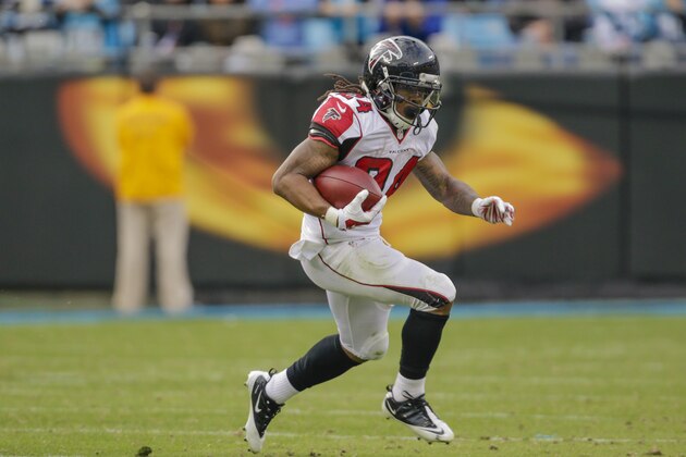 Atlanta Falcons' Devonta Freeman (24) finds some running room against the Carolina Panthers in the second half of an NFL football game in Charlotte, N.C., Saturday, Dec. 24, 2016. The Falcons won 33-16. (AP photo/Bob Leverone)