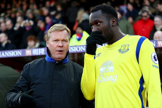 LONDON, ENGLAND - JANUARY 21:  Ronald Koeman, Manager of Everton (L) speaks to Romelu Lukaku of Everton (R) prior to the Premier League match between Crystal Palace and Everton at Selhurst Park on January 21, 2017 in London, England.  (Photo by Ian Walton/Getty Images)