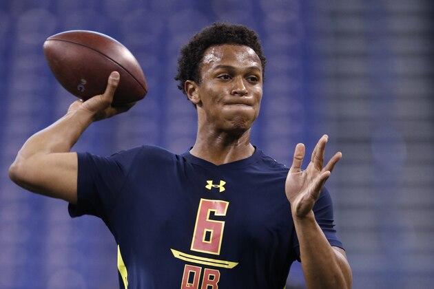 INDIANAPOLIS, IN - MARCH 04: Quarterback DeShone Kizer of Notre Dame throws during a passing workout on day four of the NFL Combine at Lucas Oil Stadium on March 4, 2017 in Indianapolis, Indiana. (Photo by Joe Robbins/Getty Images)