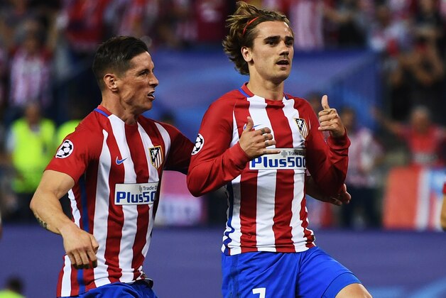 MADRID, SPAIN - APRIL 12:  Antoine Griezmann of Atletico Madrid celebrates with team mate Fernando Torres after scoring the opening goal of the game during the UEFA Champions League Quarter Final first leg match between Club Atletico de Madrid and Leicester City at Vicente Calderon Stadium on April 12, 2017 in Madrid, Spain.  (Photo by David Ramos/Getty Images)