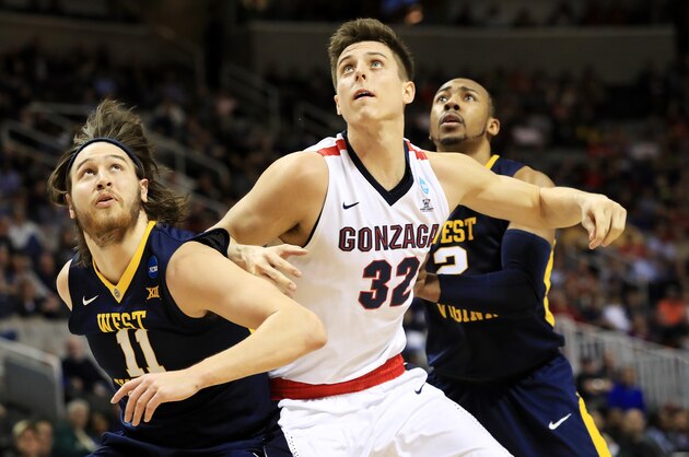 SAN JOSE, CA - MARCH 23:  Zach Collins #32 of the Gonzaga Bulldogs vies for position with Nathan Adrian #11 and Jevon Carter #2 of the West Virginia Mountaineers in the first half during the 2017 NCAA Men's Basketball Tournament West Regional at SAP Center on March 23, 2017 in San Jose, California.  (Photo by Sean M. Haffey/Getty Images)