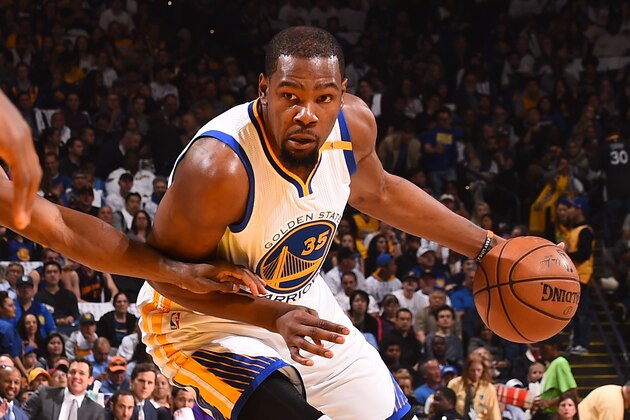 OAKLAND, CA - APRIL 12:Kevin Durant #35 of the Golden State Warriors handles the ball against the Los Angeles Lakers on April 12, 2017 at ORACLE Arena in Oakland, California. NOTE TO USER: User expressly acknowledges and agrees that, by downloading and or using this photograph, user is consenting to the terms and conditions of Getty Images License Agreement. Mandatory Copyright Notice: Copyright 2017 NBAE (Photo by Noah Graham/NBAE via Getty Images)