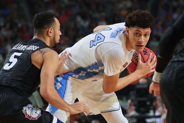 GLENDALE, AZ - APRIL 03: Justin Jackson #44 of the North Carolina Tar Heels handles the ball against Nigel Williams-Goss #5 of the Gonzaga Bulldogs in the first half during the 2017 NCAA Men's Final Four National Championship game at University of Phoenix Stadium on April 3, 2017 in Glendale, Arizona.  (Photo by Ronald Martinez/Getty Images)