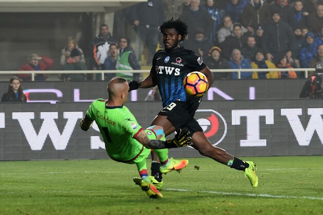 BERGAMO, ITALY - FEBRUARY 18: Franck Kessie of Atalanta misses a goal during the Serie A match between Atalanta BC and FC Crotone at Stadio Atleti Azzurri d'Italia on February 18, 2017 in Bergamo, Italy.  (Photo by Tullio M. Puglia/Getty Images)