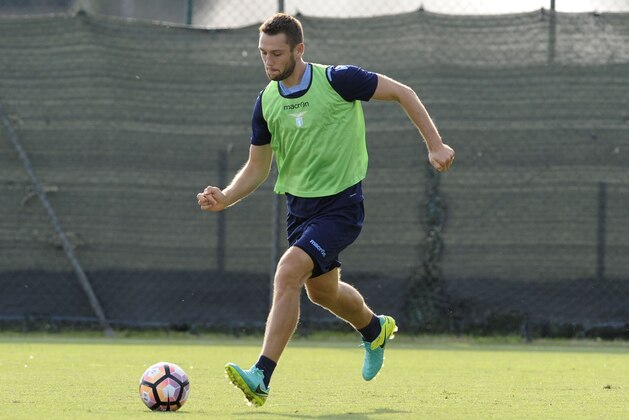 Stefan De Vrij attends an SS Lazio training session on September 23, 2016 in Rome, Italy.  (Photo by Marco Rosi/Getty Images)