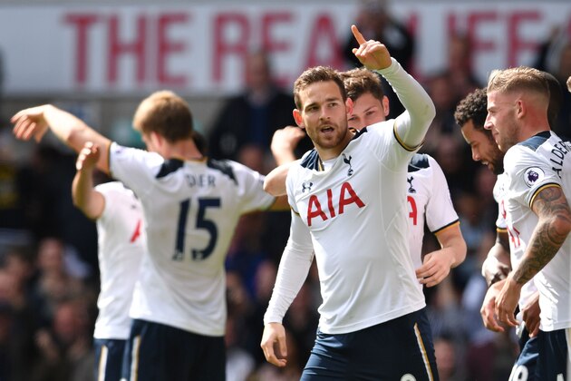 Tottenham Hotspur's Dutch striker Vincent Janssen (C) celebrates with teammates after scoring their fourth goal during the English Premier League football match between Tottenham Hotspur and Bournemouth at White Hart Lane in London, on April 15, 2017.
Tottenham won the game 4-0. / AFP PHOTO / Ben STANSALL / RESTRICTED TO EDITORIAL USE. No use with unauthorized audio, video, data, fixture lists, club/league logos or 'live' services. Online in-match use limited to 75 images, no video emulation. No use in betting, games or single club/league/player publications.  /         (Photo credit should read BEN STANSALL/AFP/Getty Images)