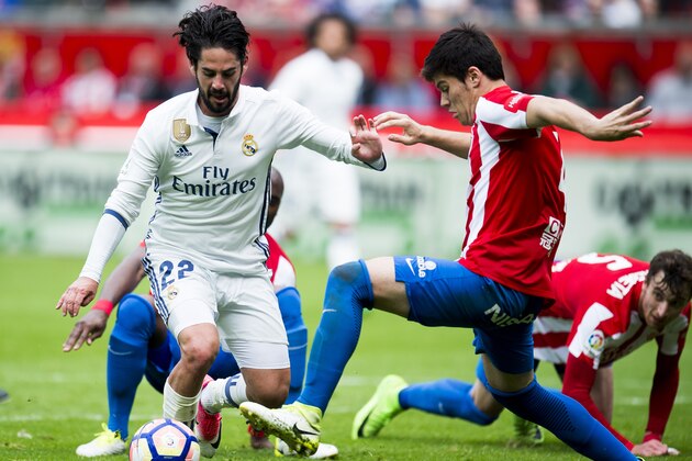 GIJON, SPAIN - APRIL 15:  Isco of Real Madrid duels for the ball with Jorge Mere of Real Sporting de Gijon during the La Liga match between Real Sporting de Gijon and Real Madrid at Estadio El Molinon on April 15, 2017 in Gijon, Spain.  (Photo by Juan Manuel Serrano Arce/Getty Images)