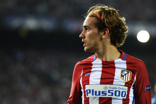 MADRID, SPAIN - APRIL 12:  Antoine Griezmann, #7 of Atletico de Madrid during the UEFA Champions League quarter final first leg match between Club Atletico de Madrid and  Leicester City  at Vicente Calderon on April 12, 2017 in Madrid, Spain. (Photo by Sonia Canada/Getty Images)