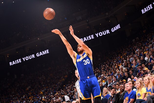 OAKLAND, CA - APRIL 2: Stephen Curry #30 of the Golden State Warriors shoots the ball during the game against the Washington Wizards on April 2, 2017 at ORACLE Arena in Oakland, California. NOTE TO USER: User expressly acknowledges and agrees that, by downloading and or using this photograph, user is consenting to the terms and conditions of Getty Images License Agreement. Mandatory Copyright Notice: Copyright 2017 NBAE (Photo by Noah Graham/NBAE via Getty Images)