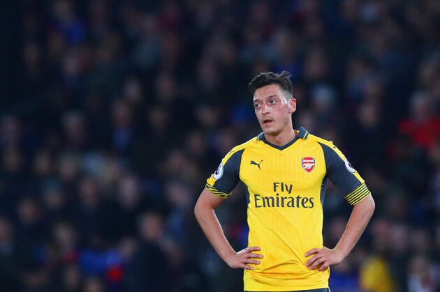 LONDON, ENGLAND - APRIL 10:  Mesut Ozil of Arsenal looks dejected during the Premier League match between Crystal Palace and Arsenal at Selhurst Park on April 10, 2017 in London, England.  (Photo by Clive Rose/Getty Images)