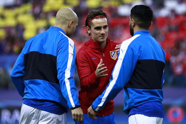 MADRID, SPAIN - APRIL 12: Antoine Griezmann (2ndL) of Atletico de Madrid clashes hands with Riyad Mahrez (R) of Leicester City FC and his teammate Yohan Benalouane (L) prior to start  the UEFA Champions League Quarter Final first leg match between Club Atletico de Madrid and Leicester City at Vicente Calderon Stadium on April 12, 2017 in Madrid, Spain.  (Photo by Gonzalo Arroyo Moreno/Getty Images)