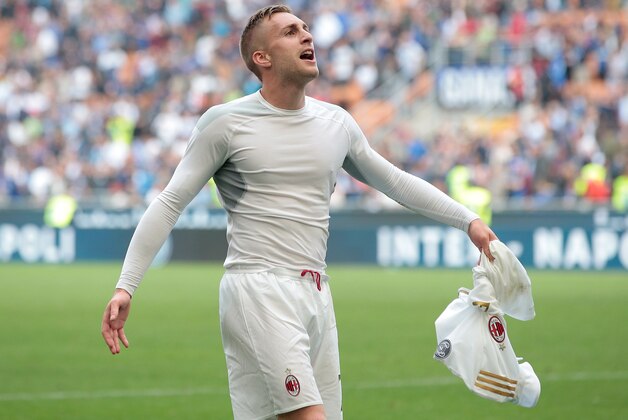 MILAN, ITALY - APRIL 15:  Gerard Deulofeu of AC Milan celebrates the victory at the end of the Serie A match between FC Internazionale and AC Milan at Stadio Giuseppe Meazza on April 15, 2017 in Milan, Italy.  (Photo by Emilio Andreoli/Getty Images )