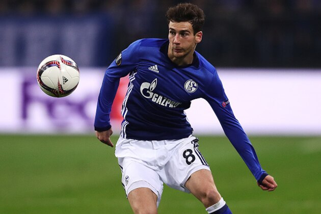 GELSENKIRCHEN, GERMANY - MARCH 09: Leon Goretzka of Schalke 04 in action during the UEFA Europa League Round of 16 first leg match between FC Schalke 04 and Borussia Moenchengladbach at Veltins-Arena on March 9, 2017 in Gelsenkirchen, Germany. (Photo by Chris Brunskill Ltd/Getty Images)