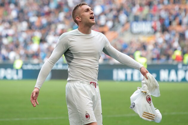 MILAN, ITALY - APRIL 15:  Gerard Deulofeu of AC Milan celebrates the victory at the end of the Serie A match between FC Internazionale and AC Milan at Stadio Giuseppe Meazza on April 15, 2017 in Milan, Italy.  (Photo by Emilio Andreoli/Getty Images )