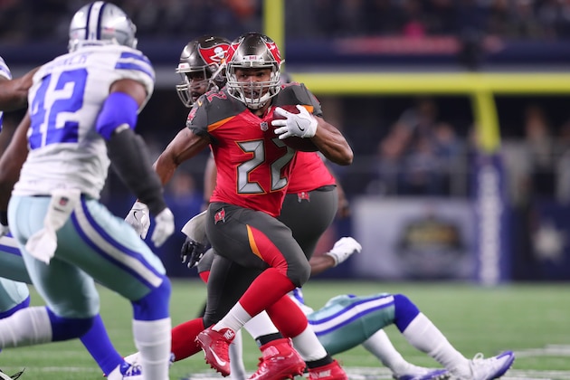 ARLINGTON, TX - DECEMBER 18:  Doug Martin #22 of the Tampa Bay Buccaneers carries the ball during the first half against the Dallas Cowboys at AT&T Stadium on December 18, 2016 in Arlington, Texas. (Photo by Tom Pennington/Getty Images)