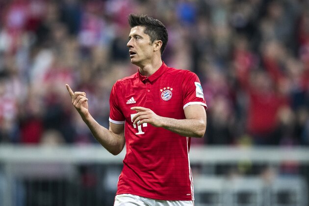 MUNICH, GERMANY - APRIL 08:  Robert Lewandowski of FC Bayern Muenchen celebrates after scoring his team's fourth goal by penalty during the Bundesliga match between Bayern Muenchen and Borussia Dortmund at Allianz Arena on April 8, 2017 in Munich, Germany.  (Photo by Boris Streubel/Getty Images)