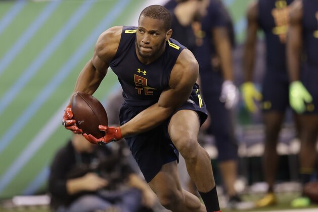 Alabama tight end O.J. Howard runs a drill at the NFL football scouting combine Saturday, March 4, 2017, in Indianapolis. (AP Photo/David J. Phillip)