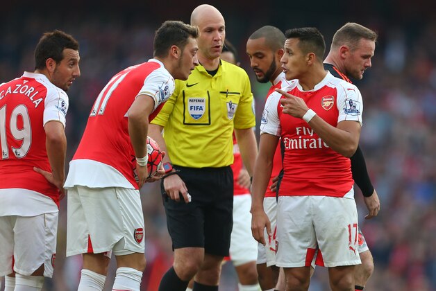 LONDON, ENGLAND - OCTOBER 04:  Alexis Sanchez of Arsenal and Mesut Ozil of Arsenal discuss who will take the free kick during the Barclays Premier League match between Arsenal and Manchester United at the Emirates Stadium on October 04, 2015 in London, United Kingdom.  (Photo by Catherine Ivill - AMA/Getty Images)