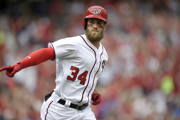 Bryce Harper de los Nacionales de Washington tras batear un jonrón de tres carreras contra los Filis de Filadelfia, el domingo 16 de abril de 2017. (AP Foto/Nick Wass)