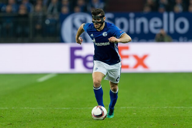 GELSENKIRCHEN, GERMANY - MARCH 09: Sead Kolasinac of Schalke controls the ball during the UEFA Europa League Round of 16 first leg match between FC Schalke 04 and Borussia Moenchengladbach at Veltins-Arena on March 9, 2017 in Gelsenkirchen, Germany. (Photo by TF-Images/Getty Images)