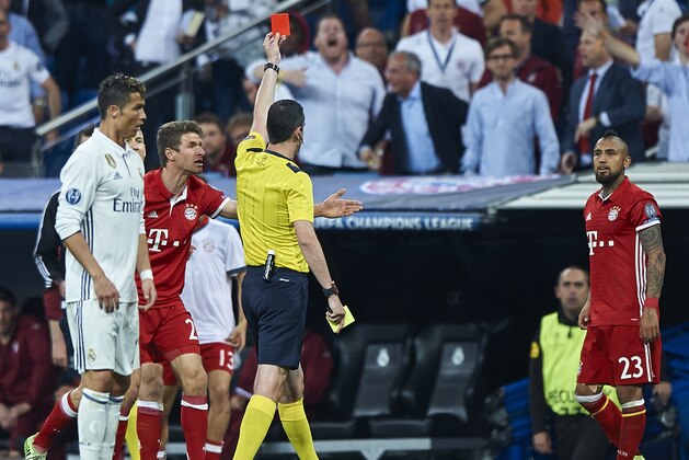 MADRID, SPAIN - APRIL 18:  Referee Viktor Kassai (L) shows a red card to Arturo Vidal (R) of Bayern Muenchen during the UEFA Champions League Quarter Final second leg match between Real Madrid CF and FC Bayern Muenchen at Estadio Santiago Bernabeu on April 18, 2017 in Madrid, Spain.  (Photo by fotopress/Getty Images)