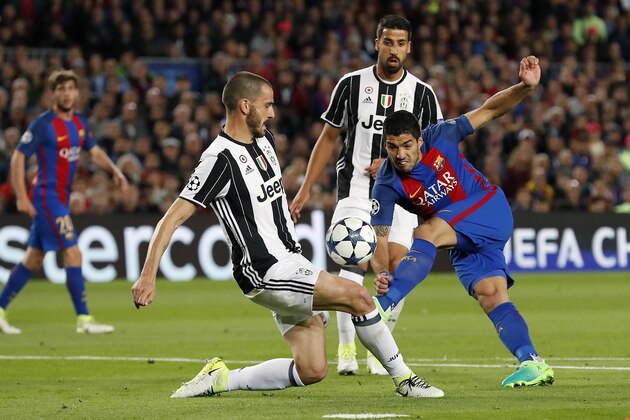 (L-R) Sergi Roberto of FC Barcelona, Leonardo Bonucci of Juventus FC, Sami Khedira of Juventus FC, Luis Suarez of FC Barcelonaduring the UEFA Champions League quarter final match between FC Barcelona and Juventus FC on April 19, 2017 at the Camp Nou stadium in Barcelona, Spain.(Photo by VI Images via Getty Images)