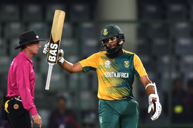 (FILES) In this photograph taken on March 28, 2016, South Africa's Hashim Amla (R) raises his bat after scoring a half-century (50 runs) during the World T20 cricket tournament match between South Africa and Sri Lanka at Feroz Shah Kotla cricket ground in New Delhi.
South African batsman Hashim Amla is to join Kings XI Punjab for the rest of the Indian Premier League season after Shaun Marsh became the latest Australian player to pull out injured. / AFP / PRAKASH SINGH        (Photo credit should read PRAKASH SINGH/AFP/Getty Images)