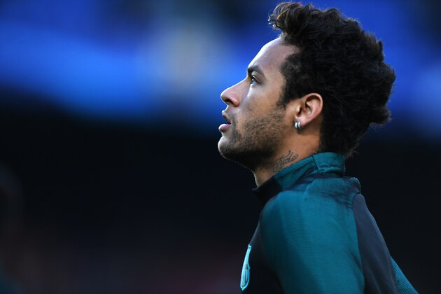 BARCELONA, SPAIN - APRIL 19: Neymar of Barcelona warms up prior to the UEFA Champions League Quarter Final second leg match between FC Barcelona and Juventus at Camp Nou on April 19, 2017 in Barcelona, Spain. (Photo by Etsuo Hara/Getty Images)